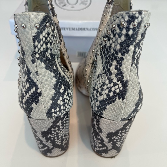 Steve Madden Snakeskin booties - Picture 4 of 15